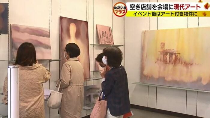 空き店舗で絵画を展示