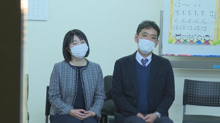 演奏を見守る 父・一生さん(右)と母・利佳さん