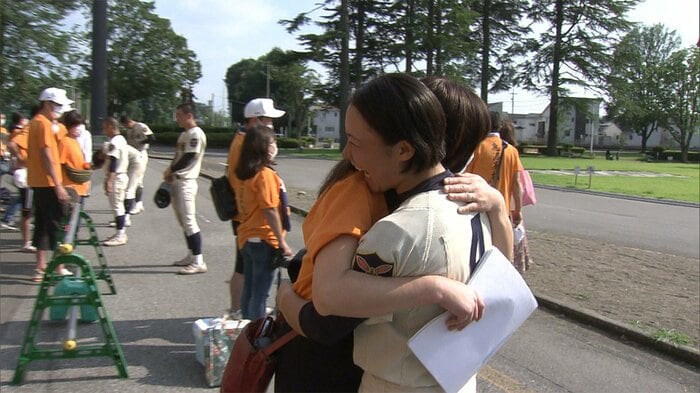 両親に引退の挨拶をし母・美香さんと抱き合う木村選手