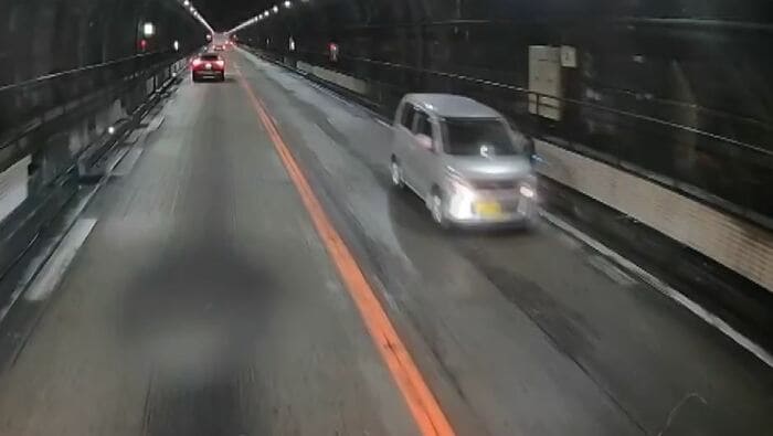高速道路の右車線を逆走する車