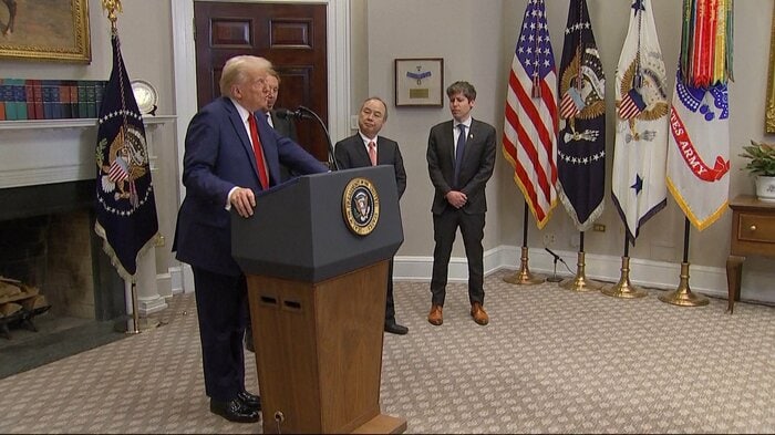 オープンAI、オラクル、ソフトバンクの3社トップと会見に臨んだトランプ大統領（2025年1月）