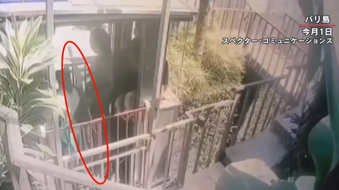 スタッフの手には清掃道具のようなものが