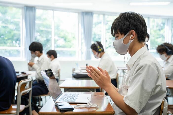 専門スタッフのオープニングトークに”部員”が拍手を送る