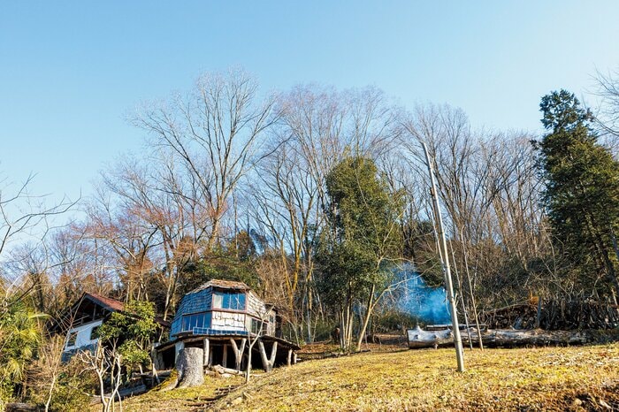住宅地の裏山の斜面に立つドーム型の小屋(写真:高橋郁子)