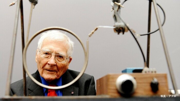 イギリスの科学者ジェームズ・ラブロック。手前は手製のガスクロマトグラフ（写真：アフロ）