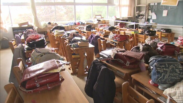 熊町小学校の教室には、児童たちの私物がそのまま残っている
