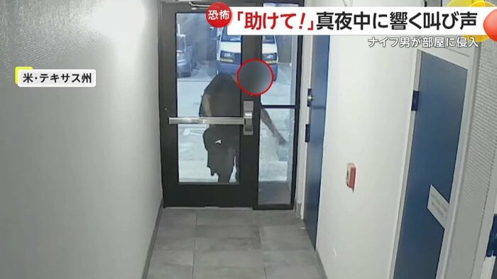 モーテルに侵入しようとして窓を割ろうとする男(Arlington Police Department)