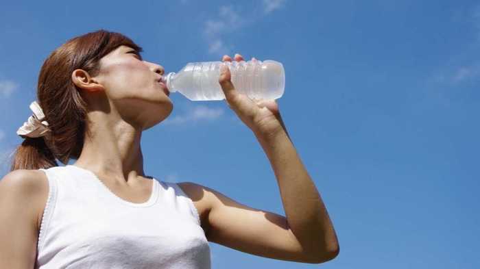 菌が増殖し食中毒の危険…飲みかけのペットボトル飲料で注意したいこと