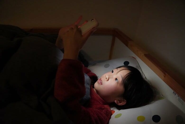 【調査結果】小中学生の21.1%が「眠る直前までスマホを使用」、中にはスマホを触りながら寝落ちする人も。睡眠不足を感じる小中学生は57.3%