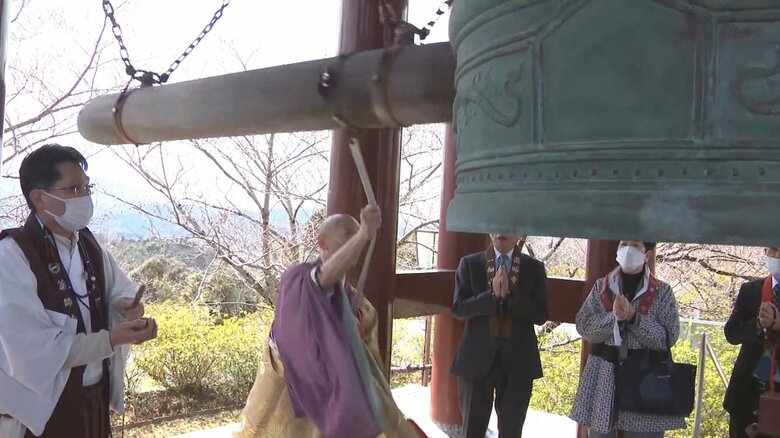 「早くウクライナの戦争が終わるように」平和への祈りを込めて参拝客が鐘つき 能登半島地震への思いも｜FNNプライムオンライン
