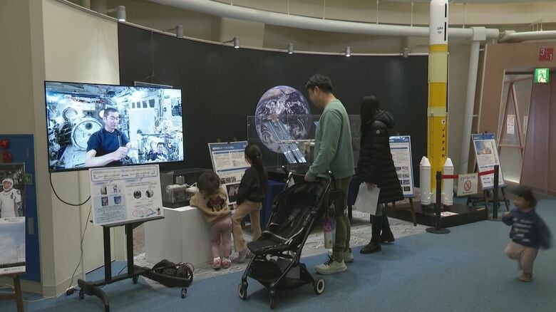 2度目の宇宙滞在から帰還　 宇宙飛行士・油井亀美也さんの企画展始まる　宇宙から撮影したふるさとの写真も｜FNNプライムオンライン