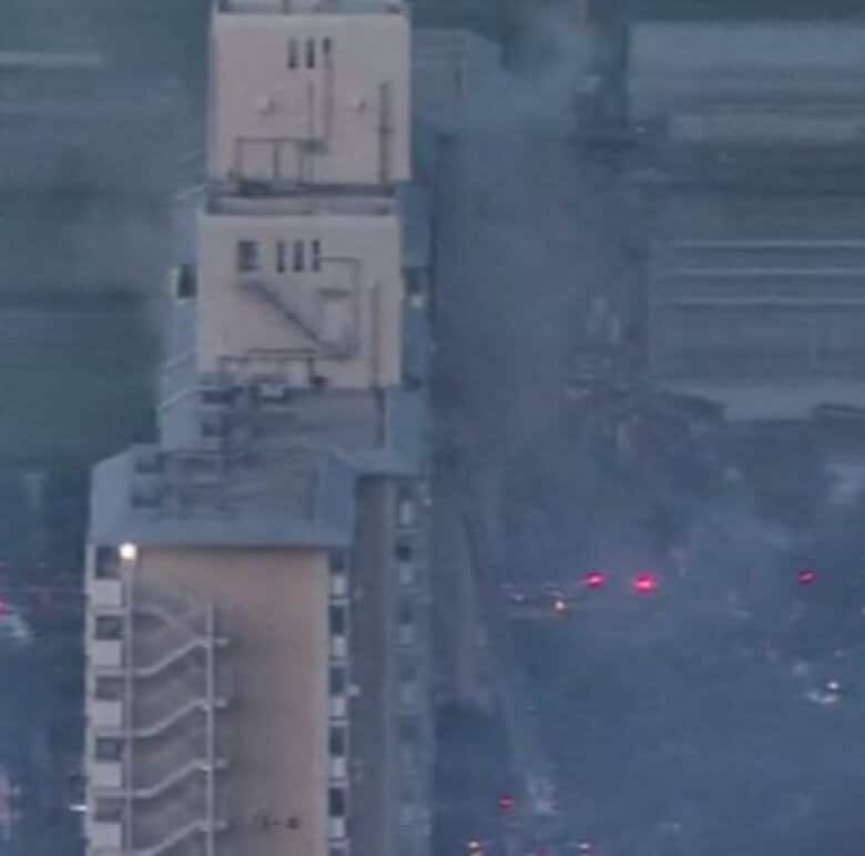 【速報】京都・伏見区の集合住宅で火事　関連不明も建物近くで男性1人倒れ意識不明で病院へ｜FNNプライムオンライン