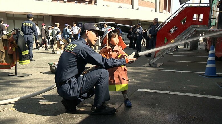 東京消防庁のマスコット「キュータ」始球式　球速は…｜FNNプライムオンライン