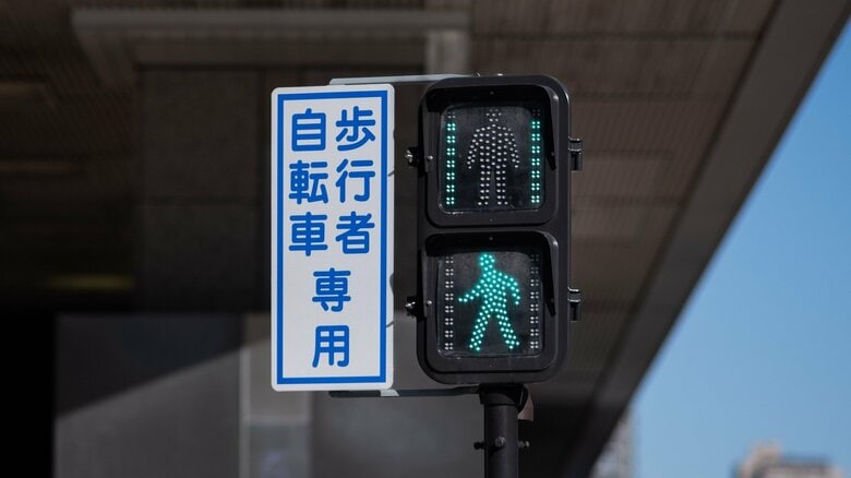 スマホから青信号の延長も可能？横断歩道を安全に渡るための交通弱者向けアプリが好評…日本信号に仕組みを聞いた｜FNNプライムオンライン