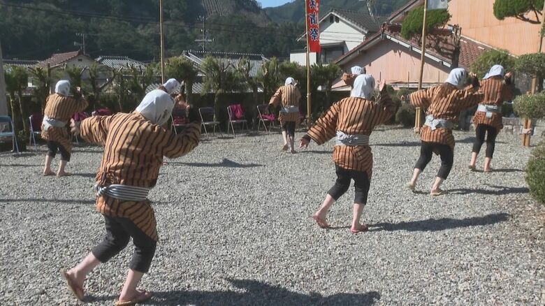 村人困らせた大蛇を退治と伝わる…鉄砲の名人『種まき権兵衛』289回目の法要 民話を再現した踊りを奉納｜FNNプライムオンライン