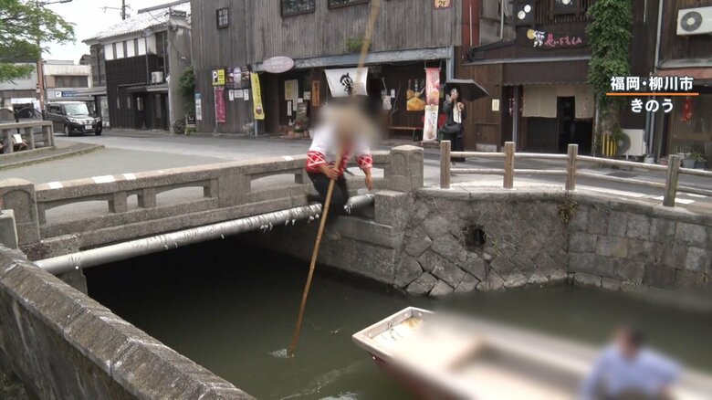 橋から舟に向かってジャンプ