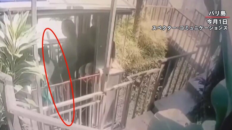 スタッフの手には清掃道具のようなものが