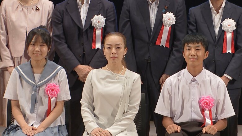 受賞者と記念撮影される瑶子さま