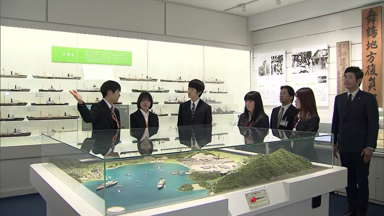 舞鶴引揚記念館で高校生の「語り部」から説明を受けられる悠仁さま