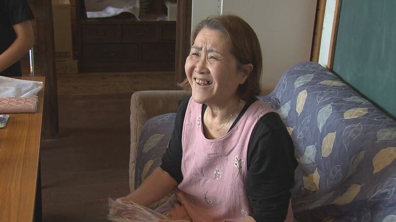 「いっちゃん」と呼ばれ笑顔を見せる高橋市子さん