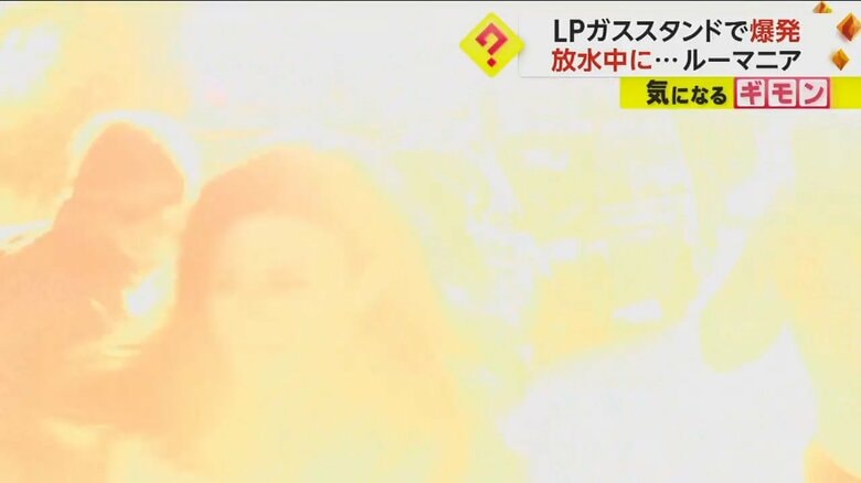 激しい光の中、爆発から逃げる人々