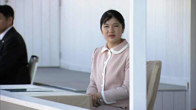 初の地方公務で佐賀スタジアムで競技観戦する愛子さま　2024年10月11日