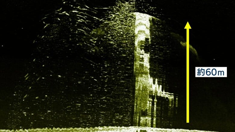 海底にほぼ垂直に突き刺さった状態で発見　潜水艦の艦首とみられる部分