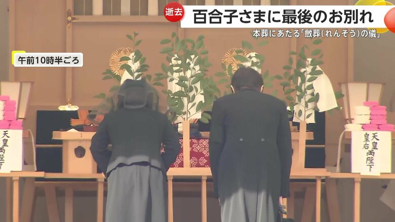 ご拝礼される秋篠宮ご夫妻