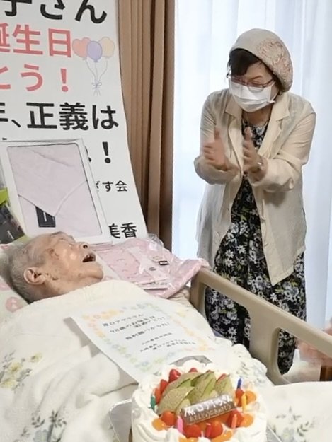原口さんの98歳の誕生日を祝う鴨志田弁護士（提供：鴨志田弁護士）