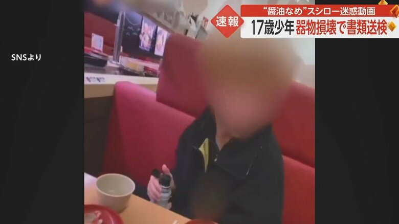 口をつける直前には周囲を気にする様子も
