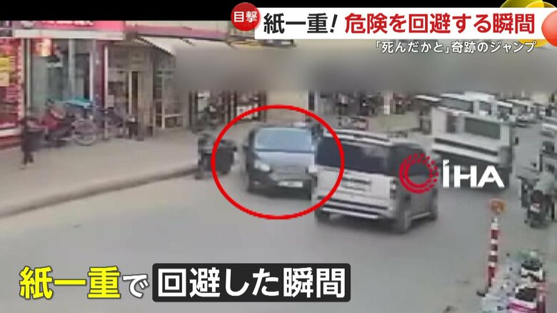 車が暴走し、男性がジャンプで回避する瞬間（トルコ）①