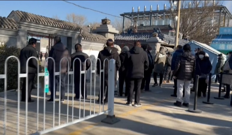 北京市の葬儀場に並ぶ市民　2022年12月