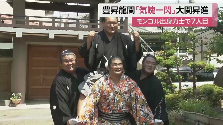 持ち上げられ笑顔