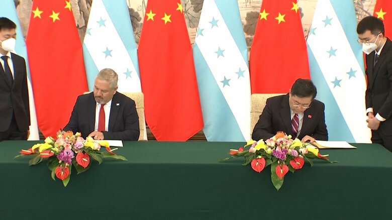 共同声明に署名する、ホンジュラスのレイナ外相と中国の秦剛外相（北京・3月26日）