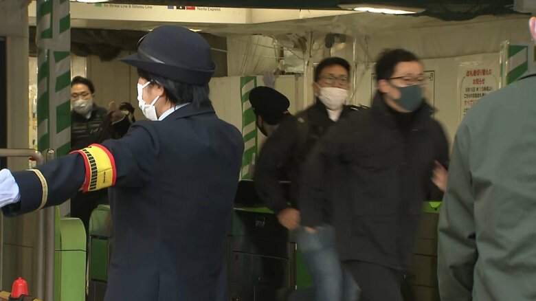 走って避難する乗客たち