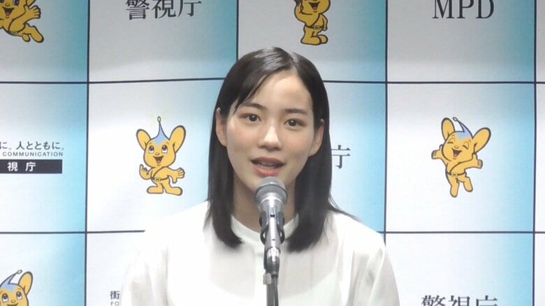 テロ防止を呼びかけるのんさん（13日）