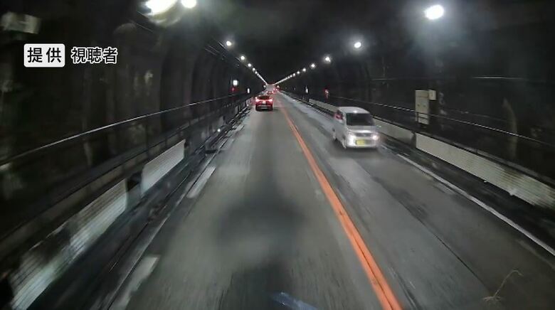 右車線を逆走（提供：視聴者）