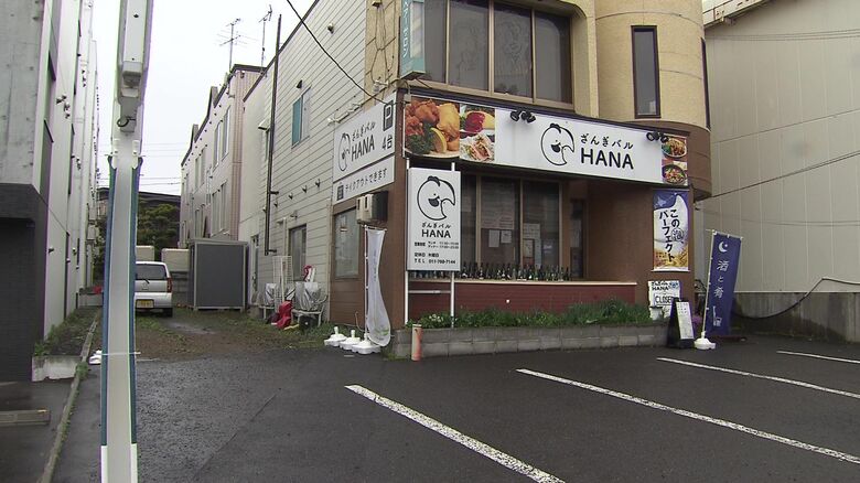 現場から1キロほどの店では不審人物を目撃