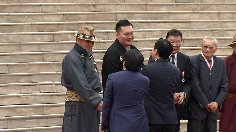 スフバートル広場には両陛下を歓迎し大相撲の元横綱　白鵬・日馬富士・朝青龍が姿を見せた