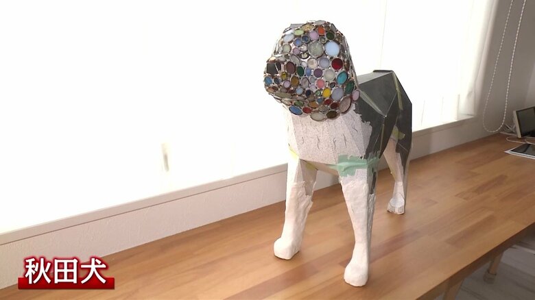 余ったガラスも活用して制作中の「秋田犬」
