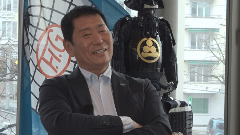 取材に応じる渡辺氏 甲冑は「渡辺家」の家紋入り