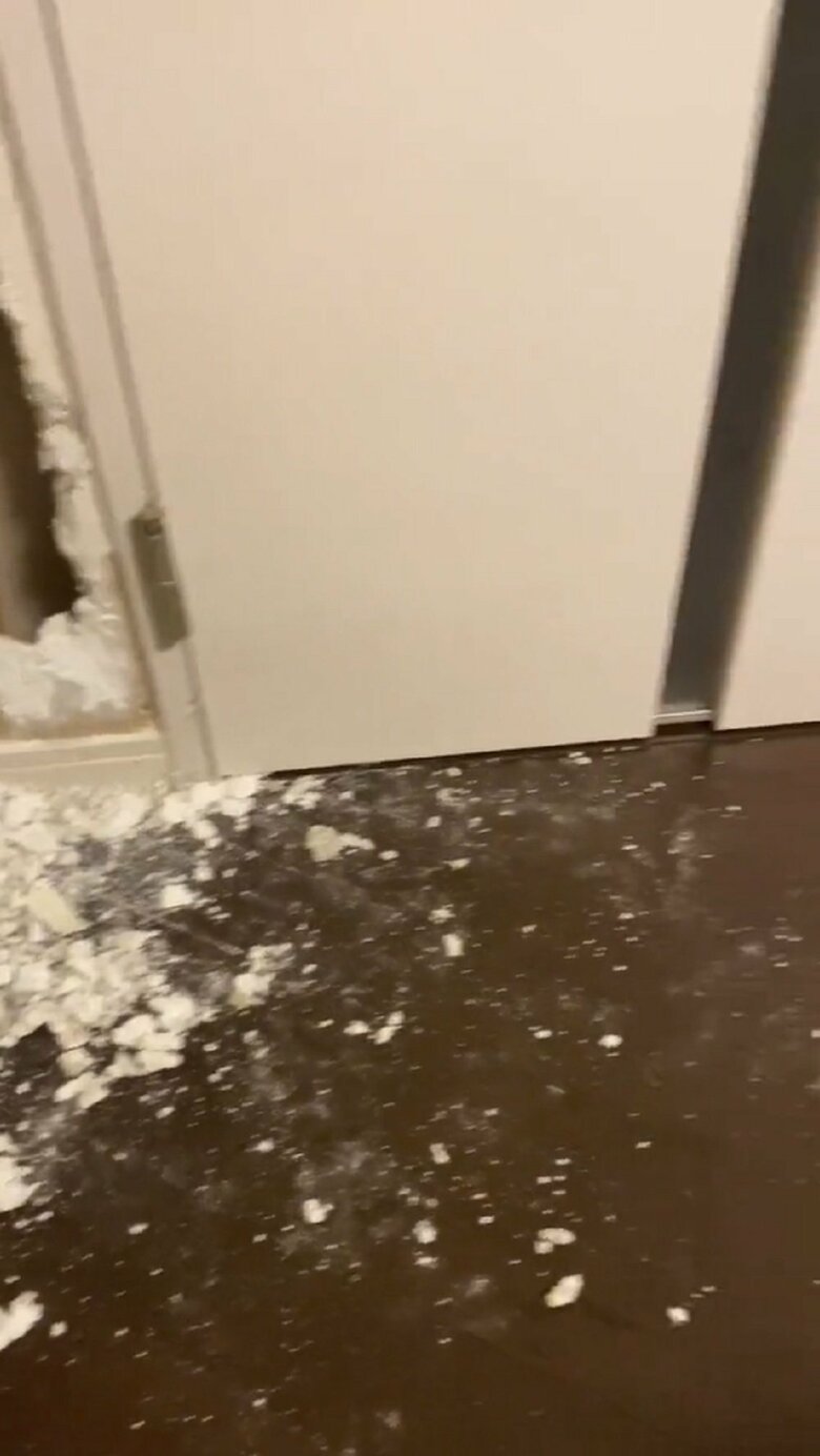 右に視線を向けると…