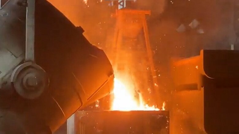 鋳造作業の様子