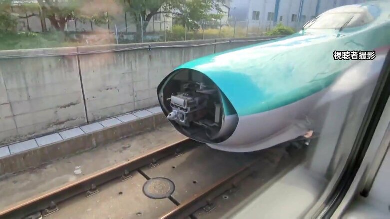 連結部分が外れた東北新幹線（乗客撮影）