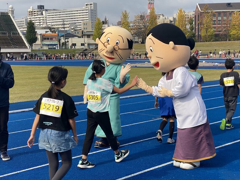 キッズランを完走しゴール地点でサザエさん一家とハイタッチ