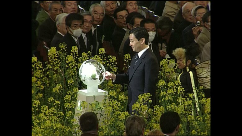 ガラス製の地球儀型オルゴールを鳴らされる皇太子さま