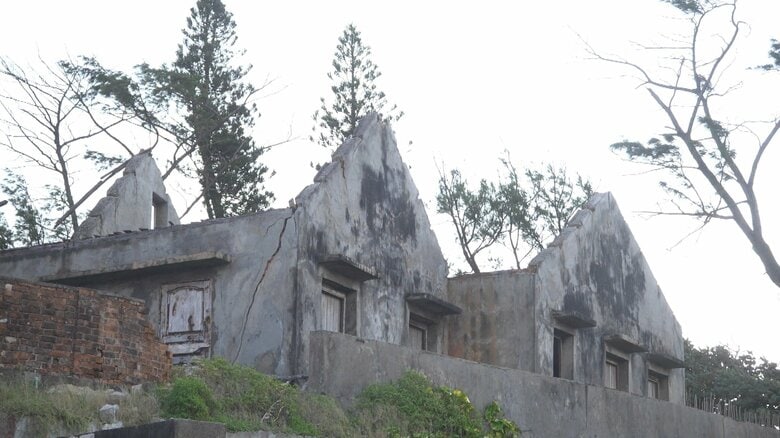 屋根が飛ばされた家