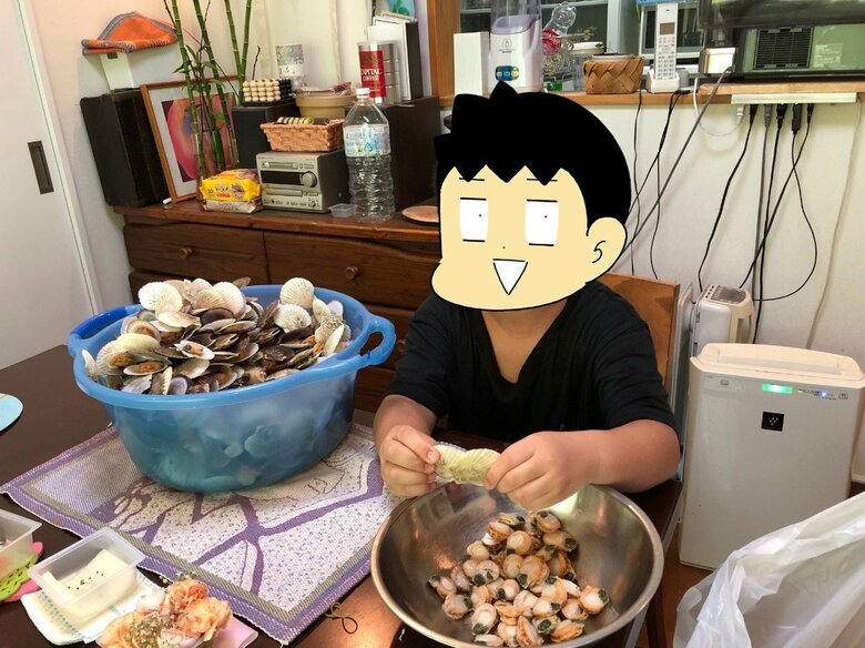ホタテの身を剥く手伝いをする息子さん（提供：ひこちゃん）