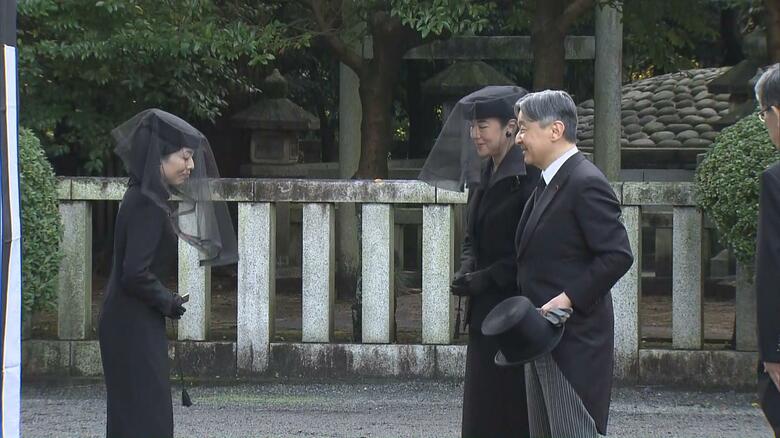 墓所参拝の際、彬子さまに声を掛けられる両陛下