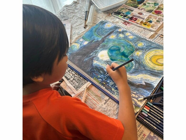 絵を描いている弟さん（提供：櫻井京太郎さん）